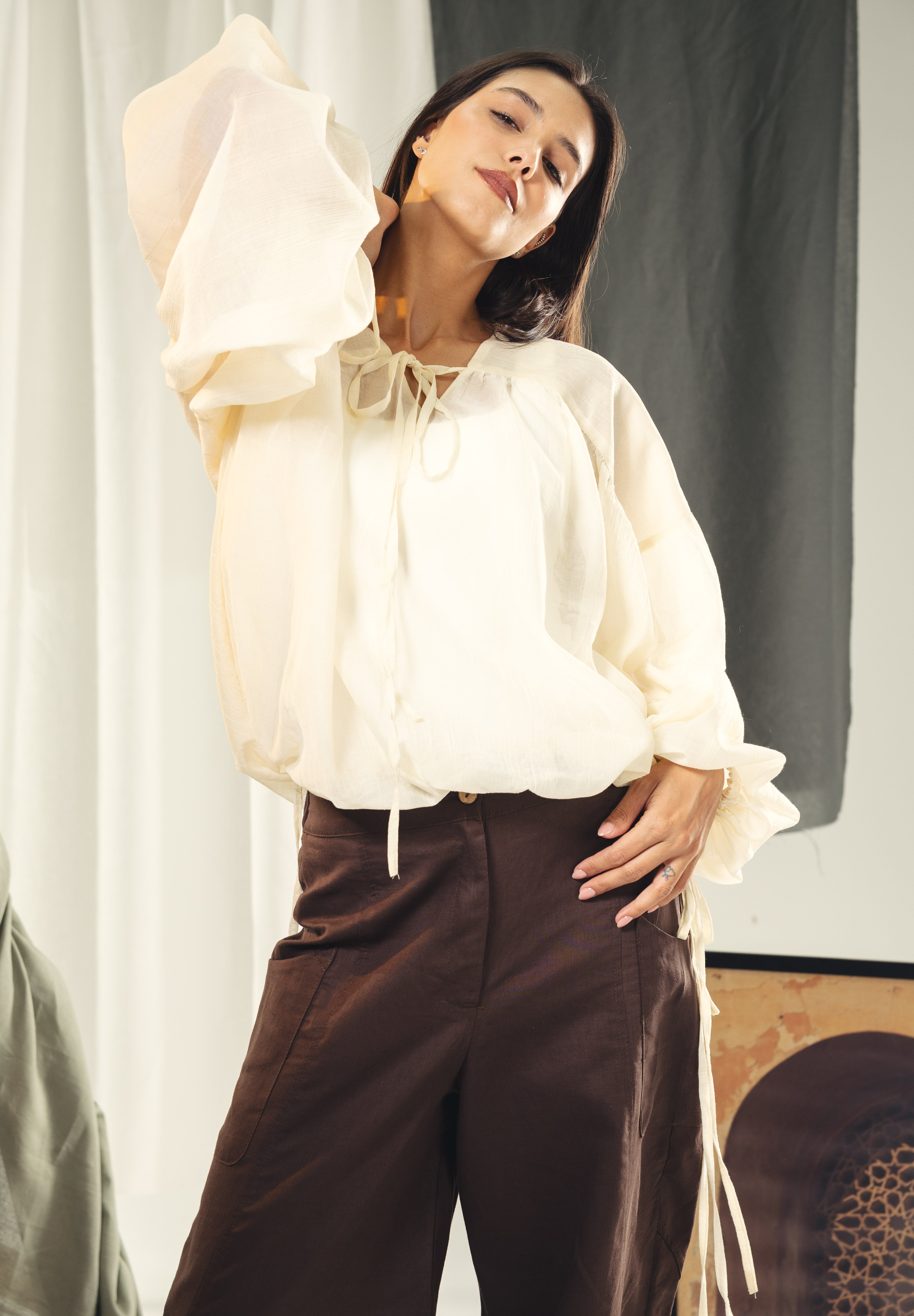 A feminine balloon loose blouse Off-white