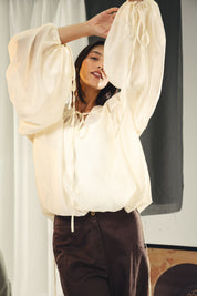 A feminine balloon loose blouse Off-white