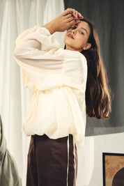 A feminine balloon loose blouse Off-white