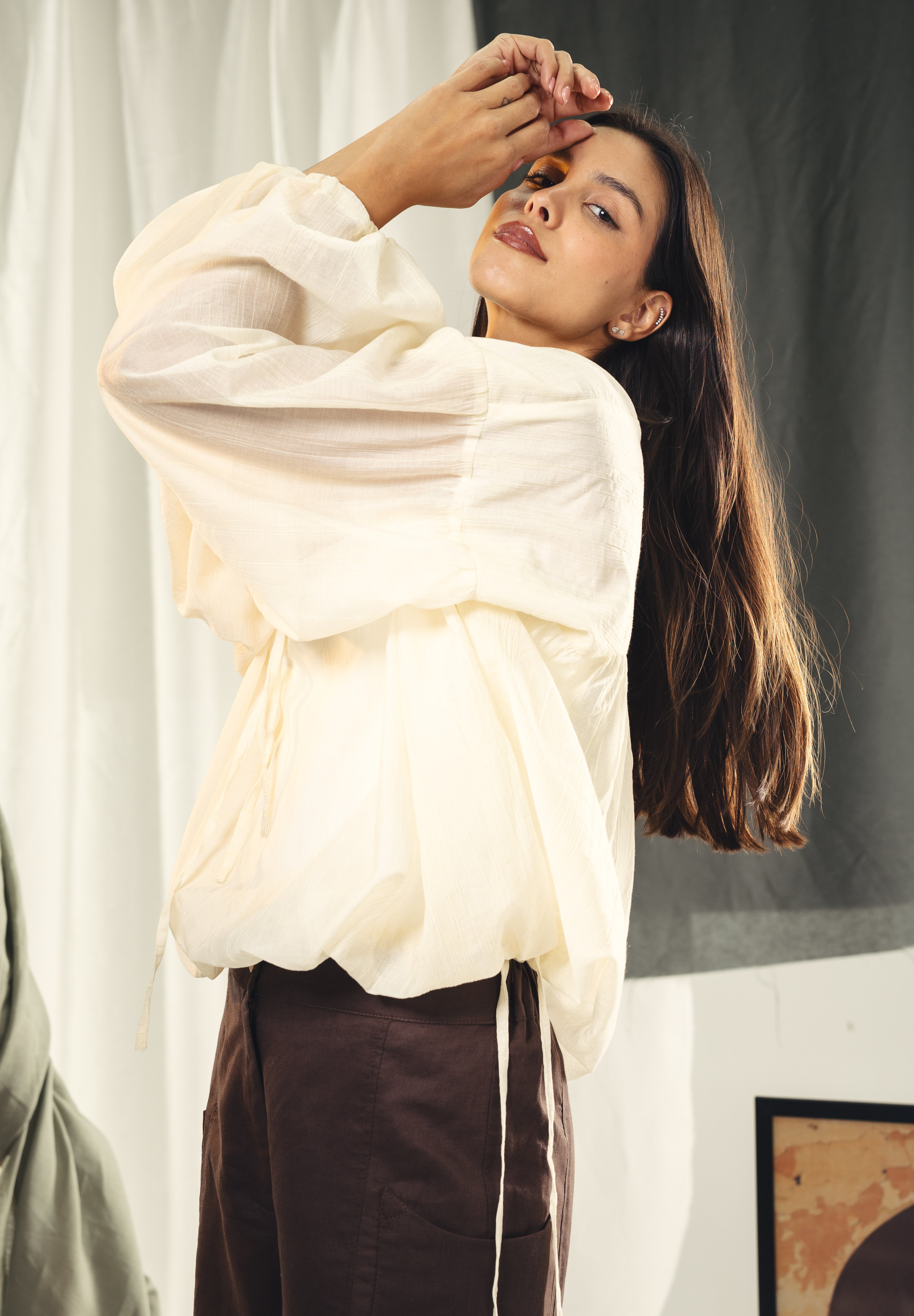 A feminine balloon loose blouse Off-white