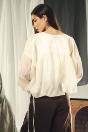 A feminine balloon loose blouse Off-white