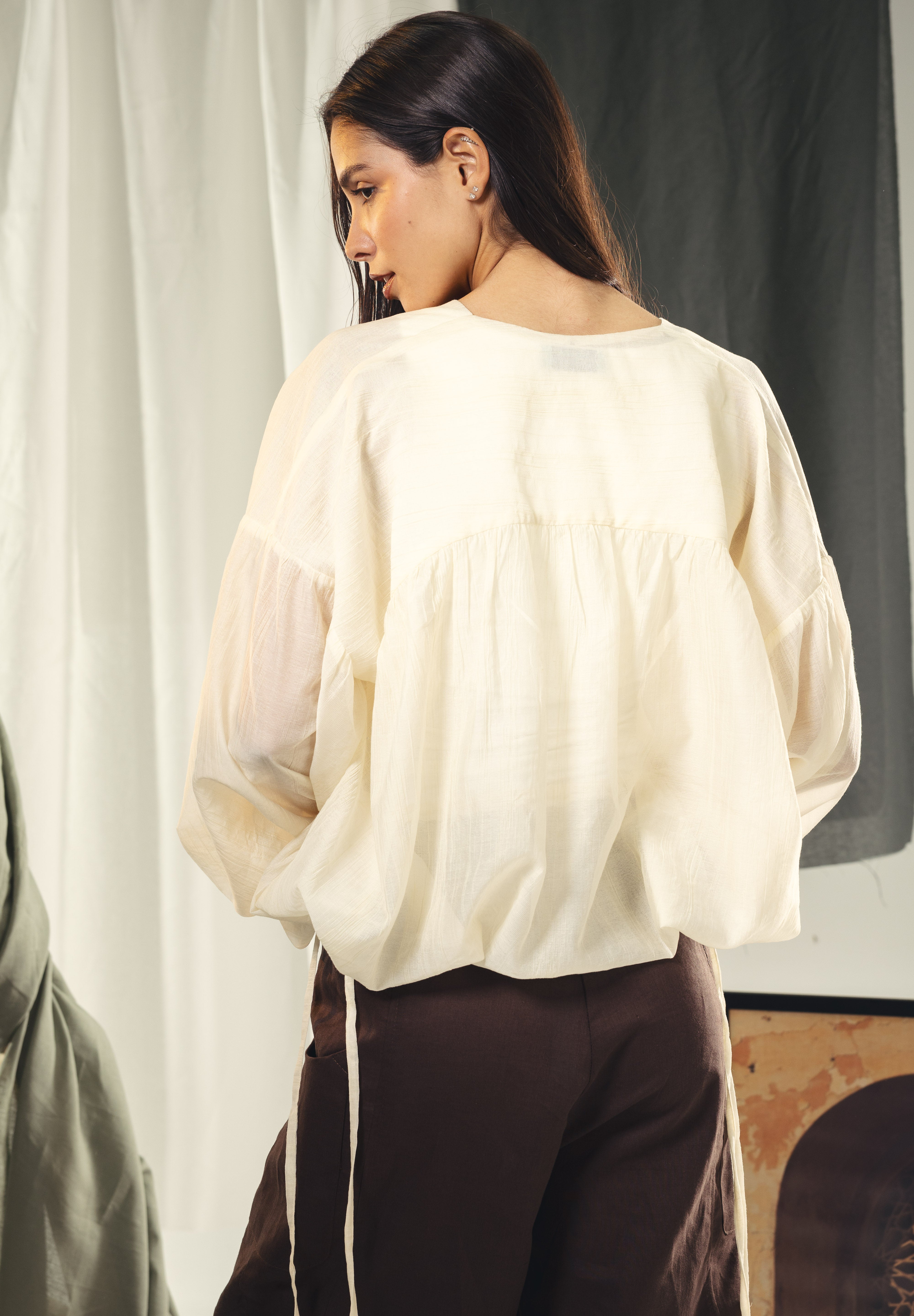A feminine balloon loose blouse Off-white