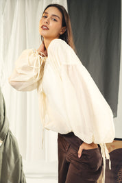 A feminine balloon loose blouse Off-white