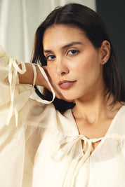 A feminine balloon loose blouse Off-white