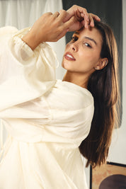 A feminine balloon loose blouse Off-white