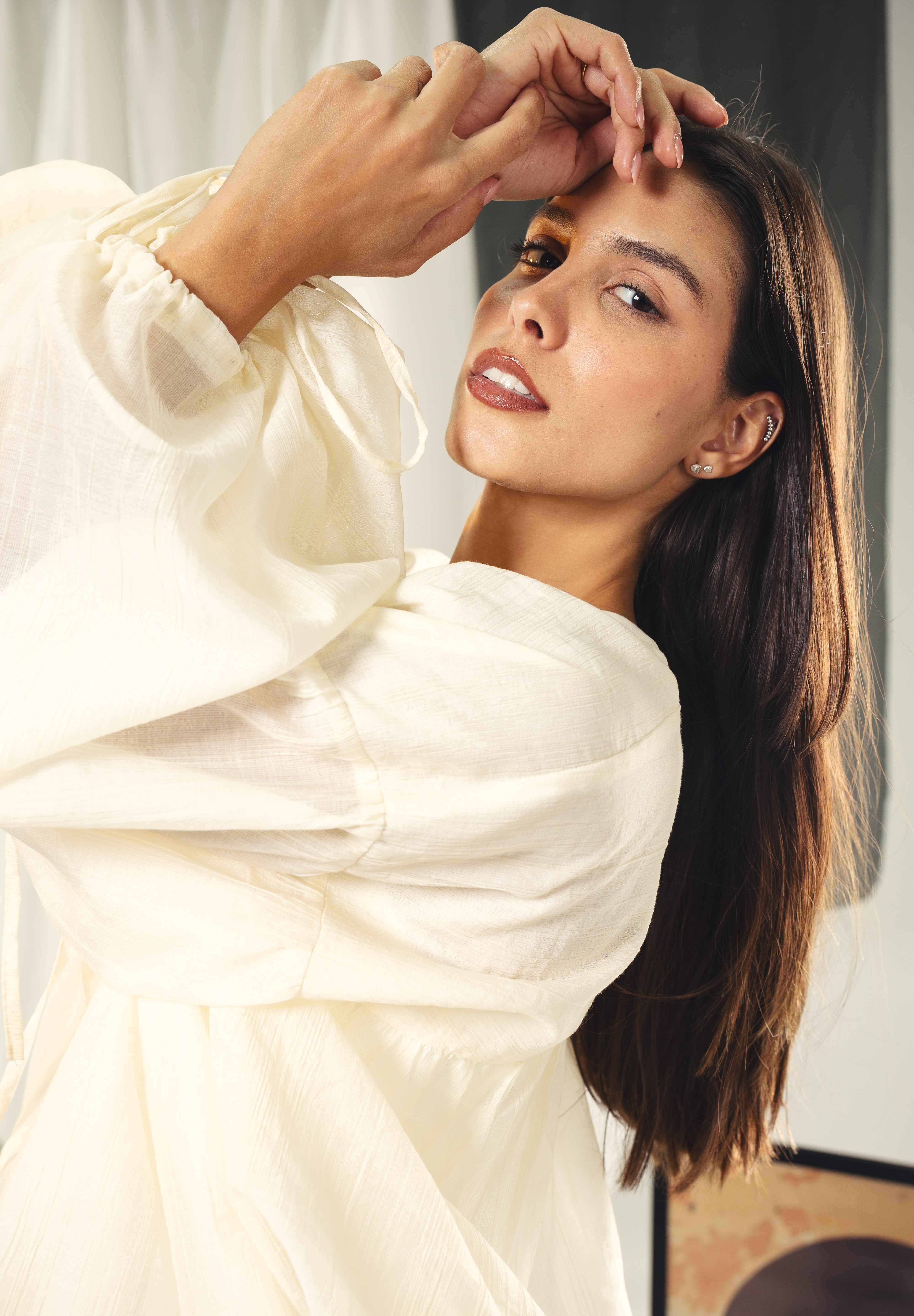 A feminine balloon loose blouse Off-white