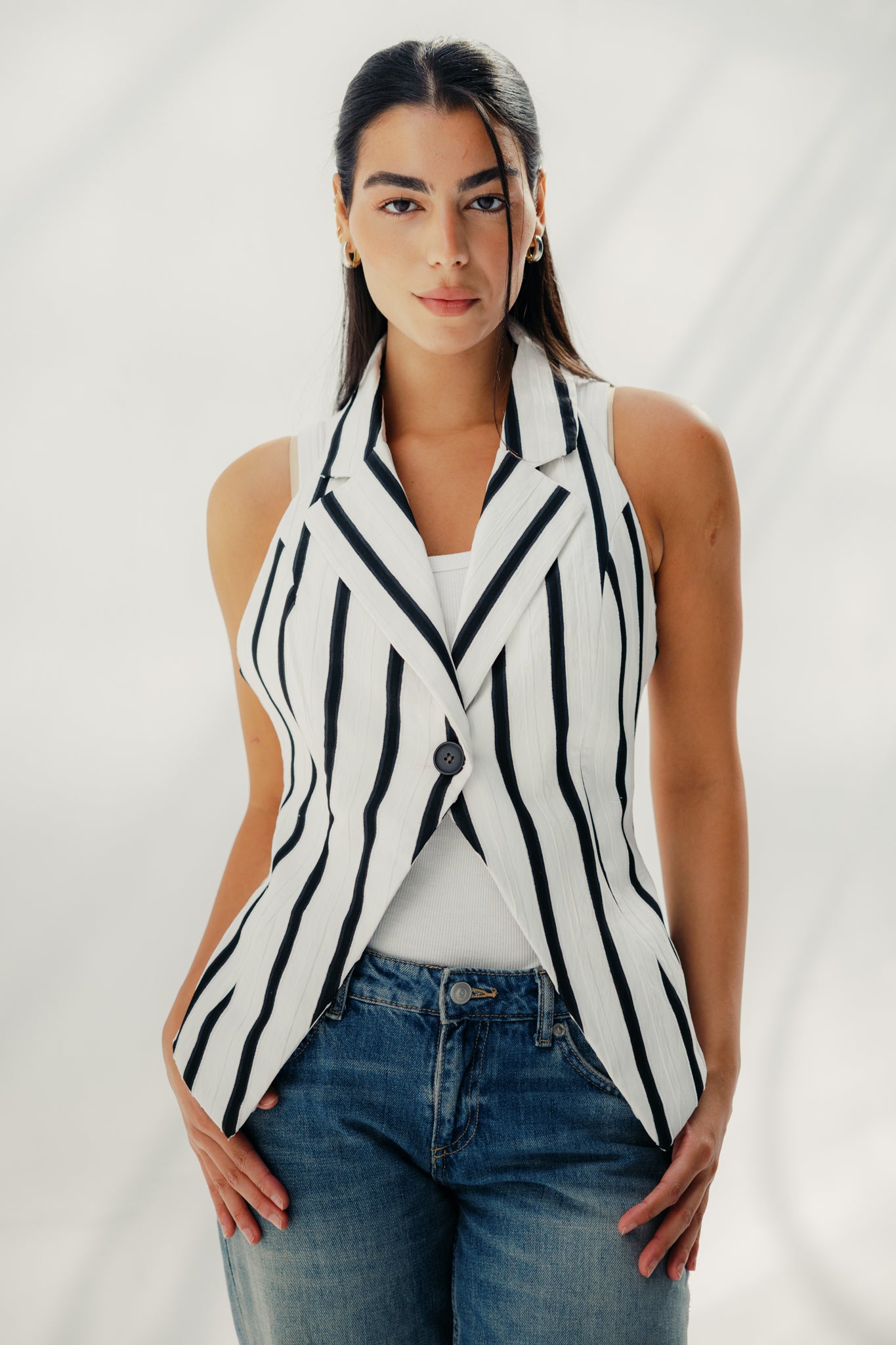 The Solano vest White and Black